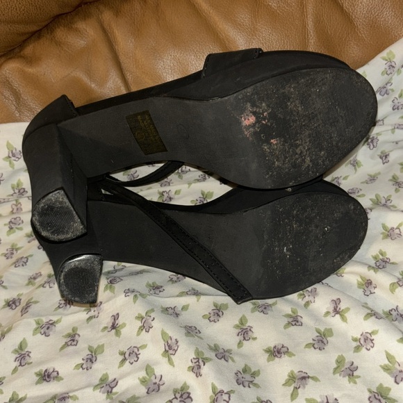 Gently used black size 8 fashion nova heels - Picture 3 of 5